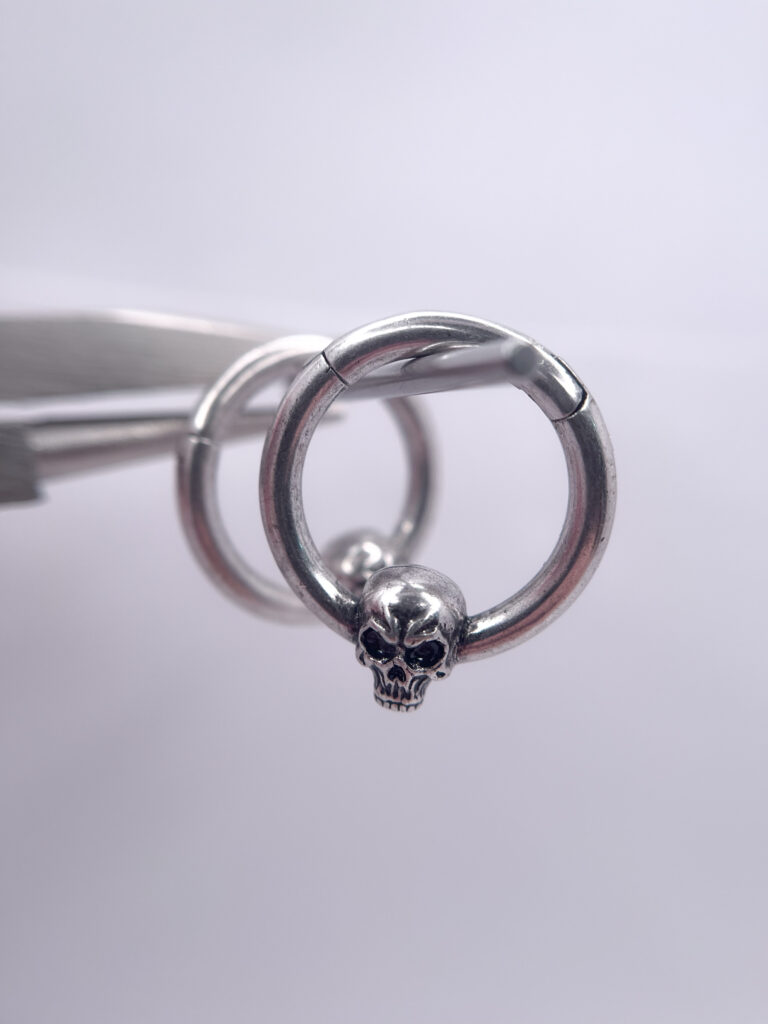 Circle Of Life Skull-shaped Ear Charm For Ear Tunnels Alternative Earrings
